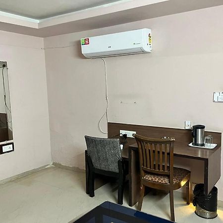 Hotel Shailly Inn อาเมดาบัด ภายนอก รูปภาพ