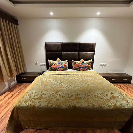 Hotel Shailly Inn อาเมดาบัด ภายนอก รูปภาพ