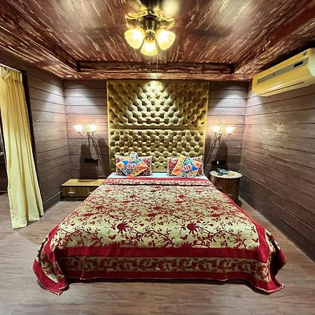 Hotel Shailly Inn อาเมดาบัด ภายนอก รูปภาพ