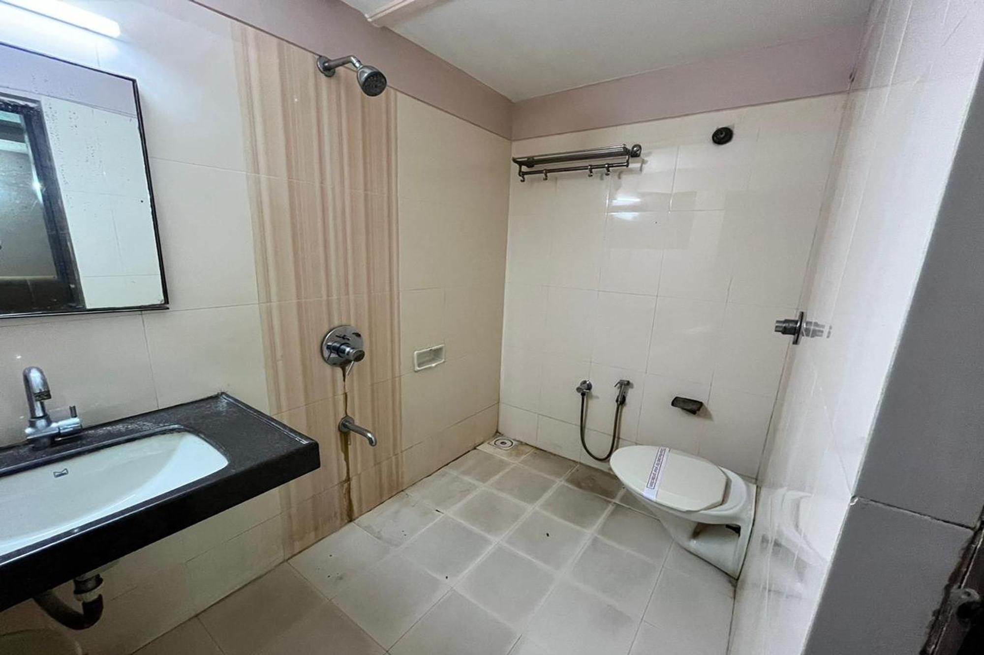 Hotel Shailly Inn อาเมดาบัด ภายนอก รูปภาพ