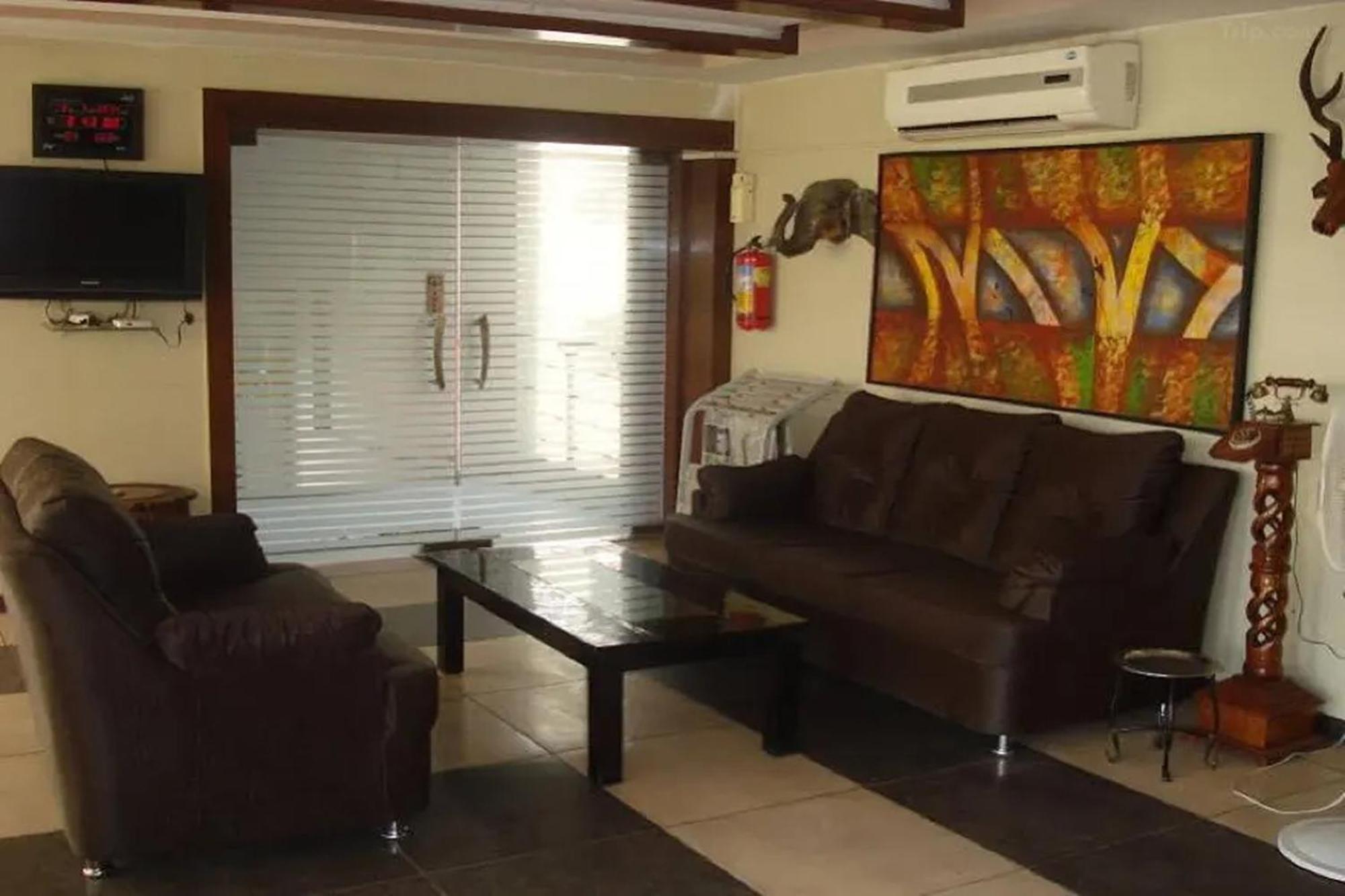 Hotel Shailly Inn อาเมดาบัด ภายนอก รูปภาพ