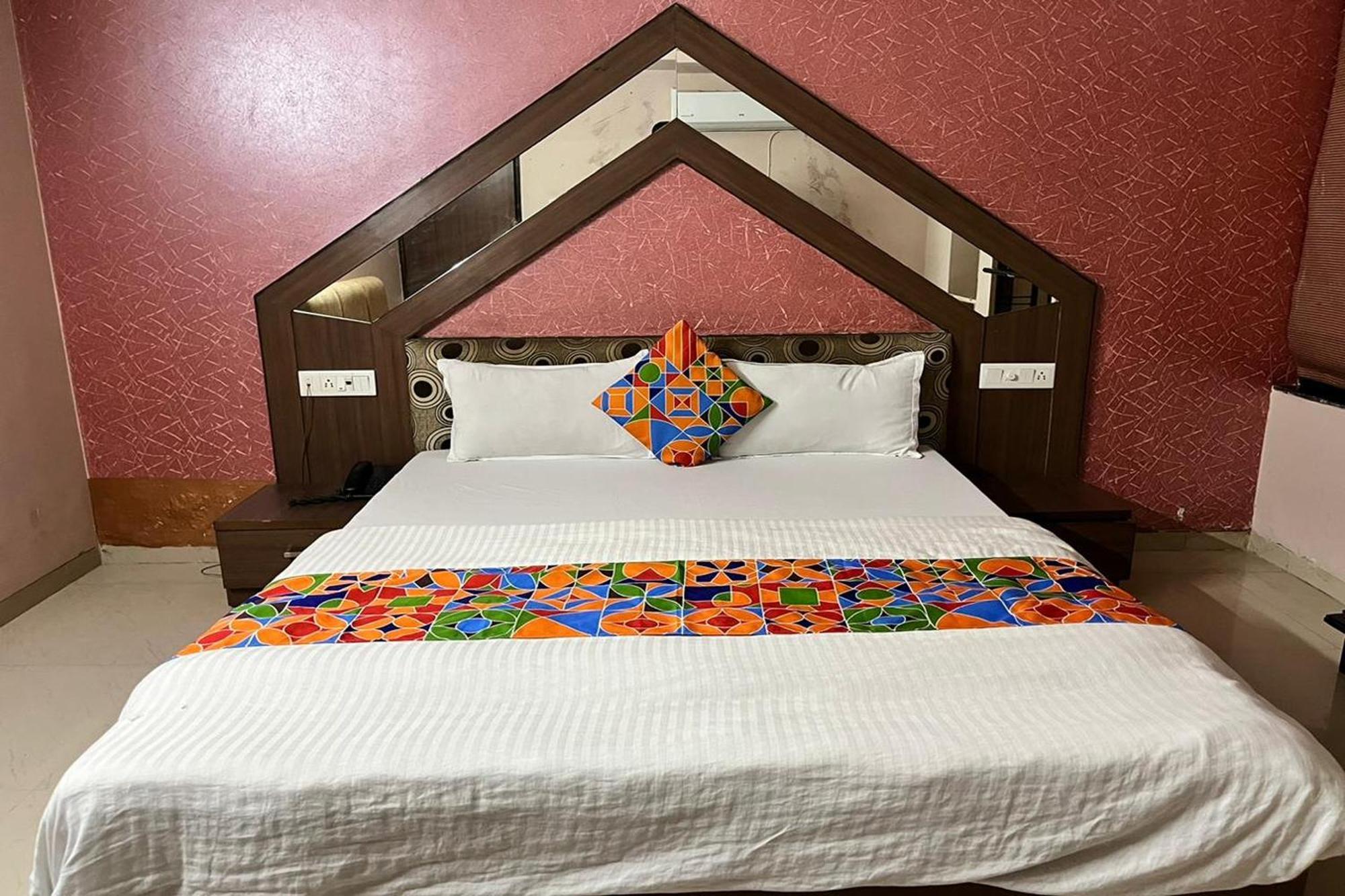 Hotel Shailly Inn อาเมดาบัด ภายนอก รูปภาพ