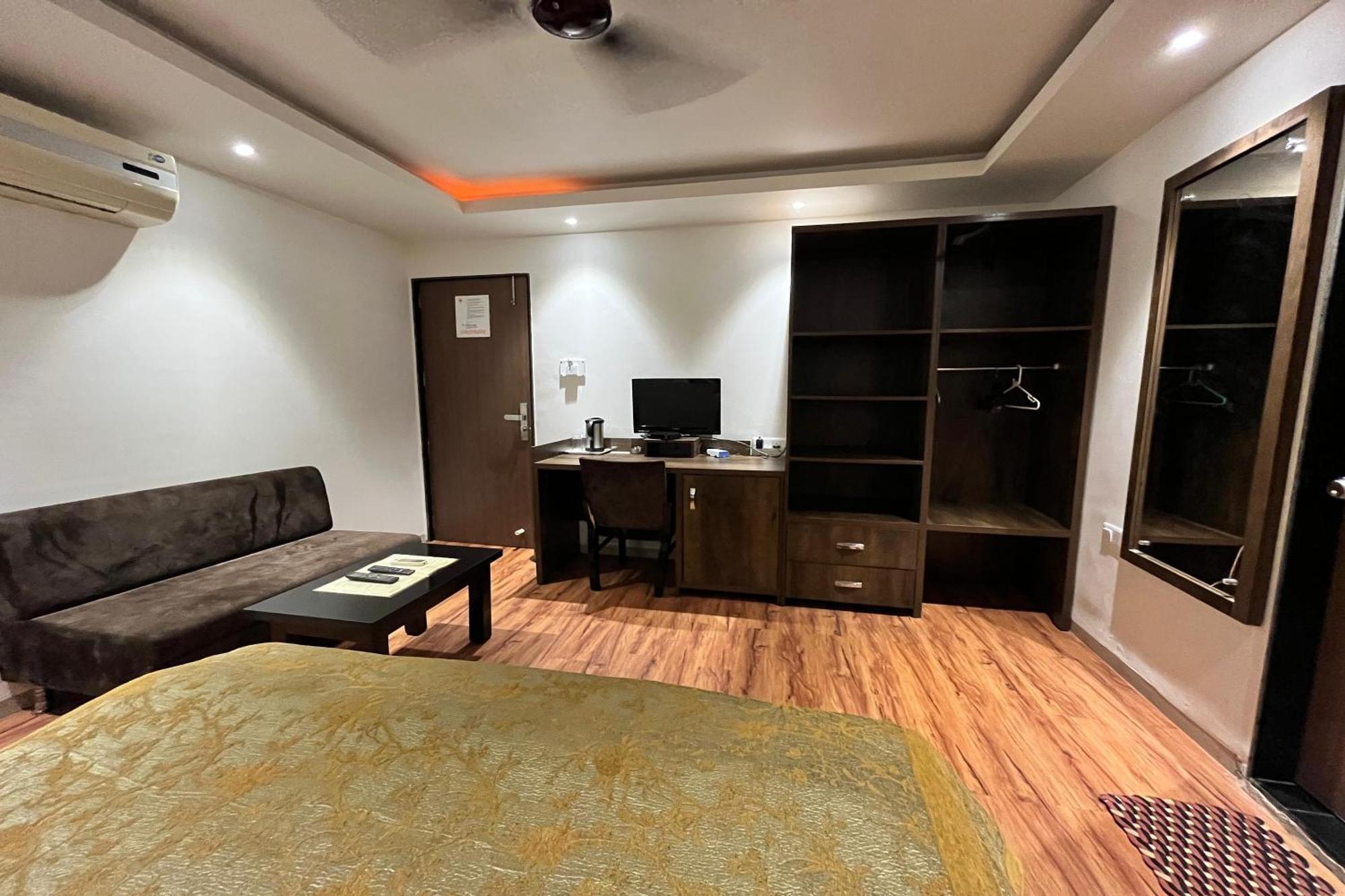 Hotel Shailly Inn อาเมดาบัด ภายนอก รูปภาพ