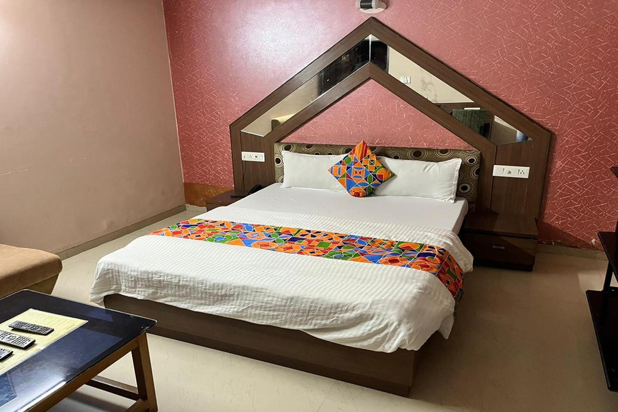 Hotel Shailly Inn อาเมดาบัด ภายนอก รูปภาพ