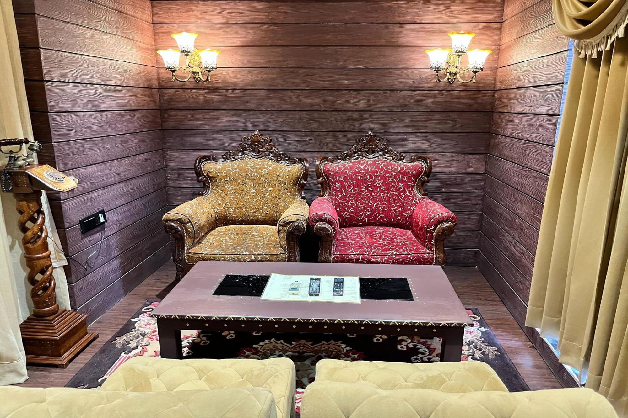 Hotel Shailly Inn อาเมดาบัด ภายนอก รูปภาพ